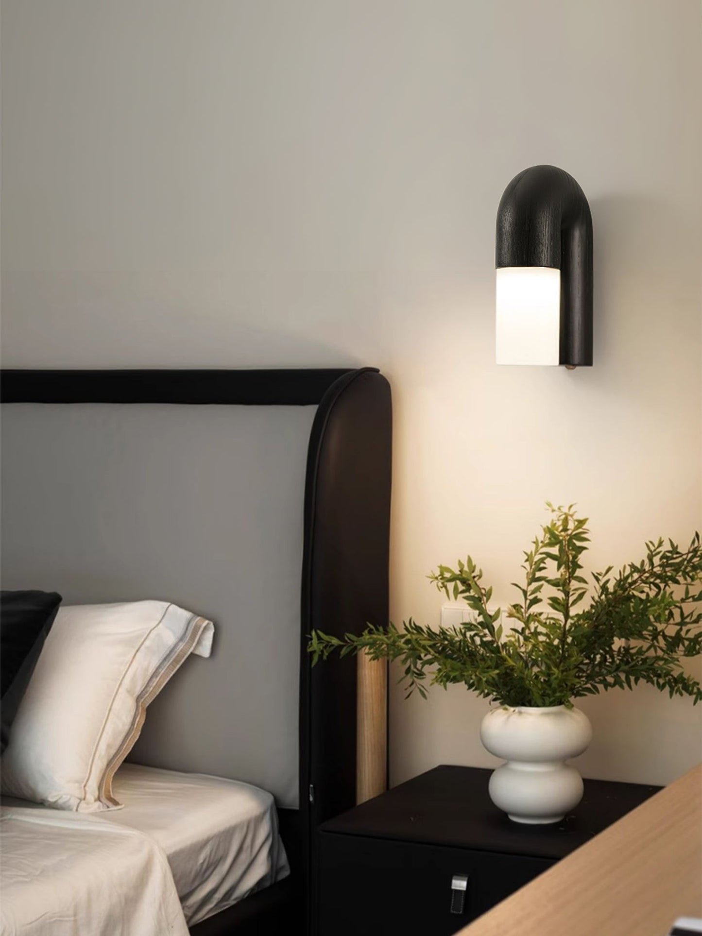 Arcus wooden wall lamp