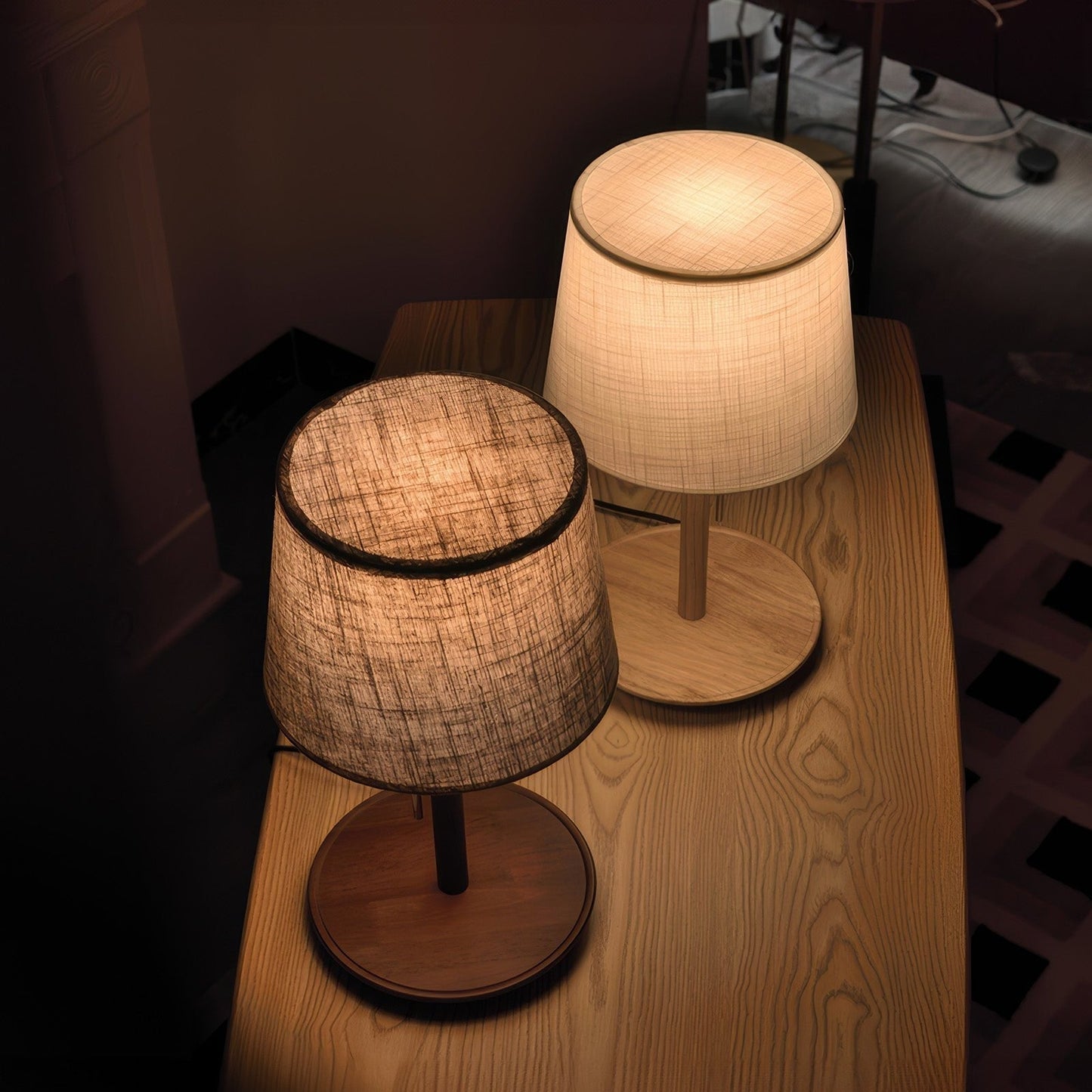 Gentle Glow Scandinavische walnotenlamp met luxe stoffen accenten