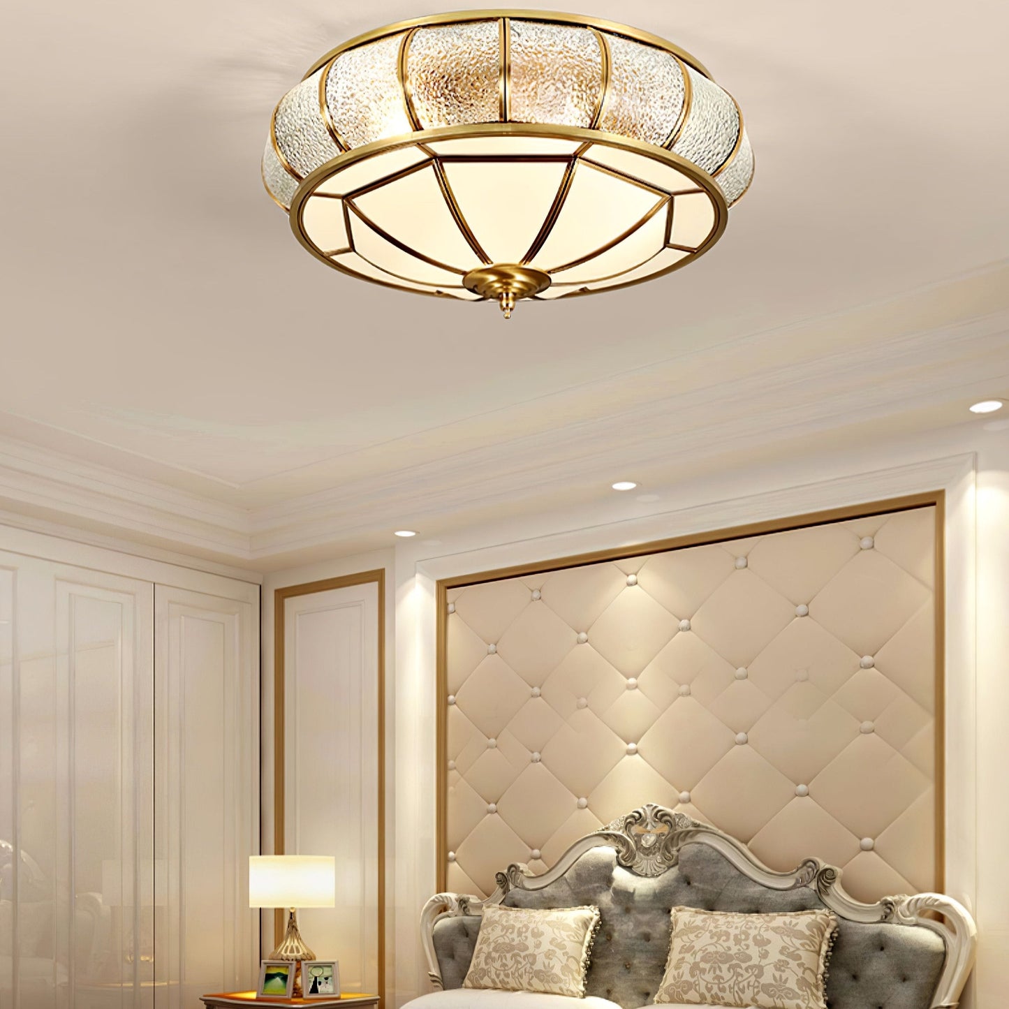 Round glass ceiling lamp with structure