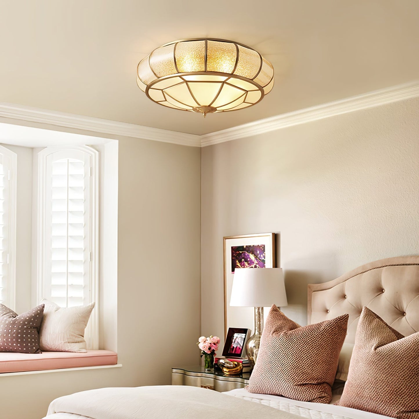 Round glass ceiling lamp with structure