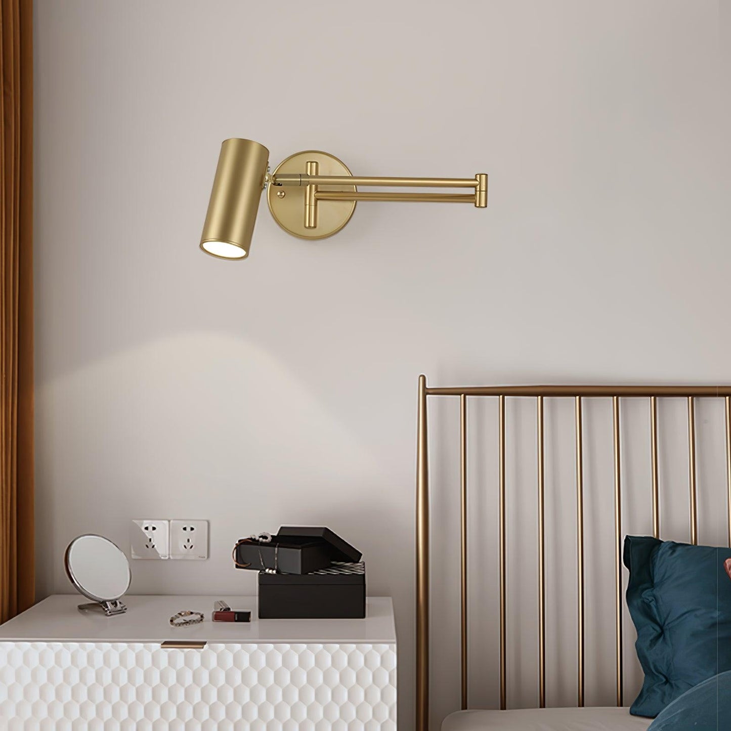 Swivel arm wall lamp 