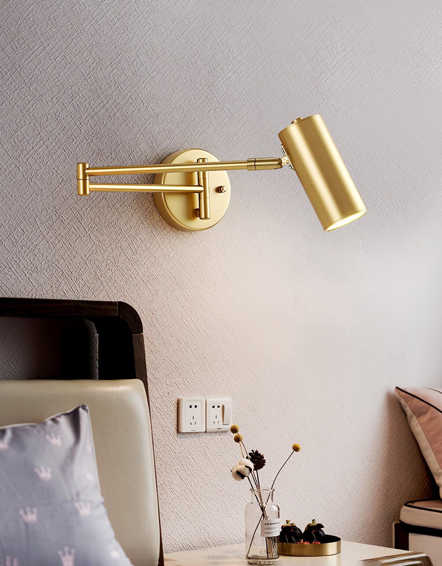 Swivel arm wall lamp 