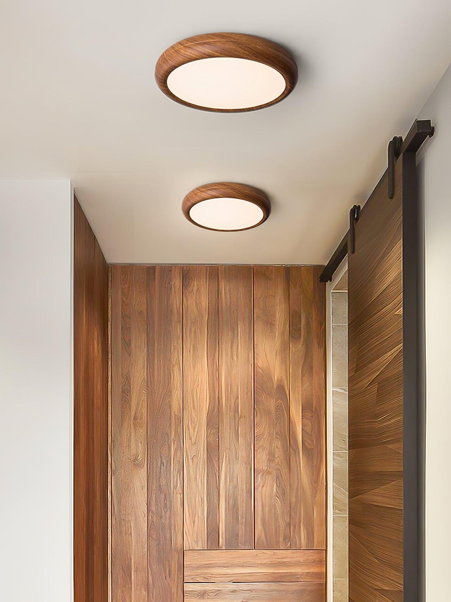 Round ceiling lamp with wood grain 