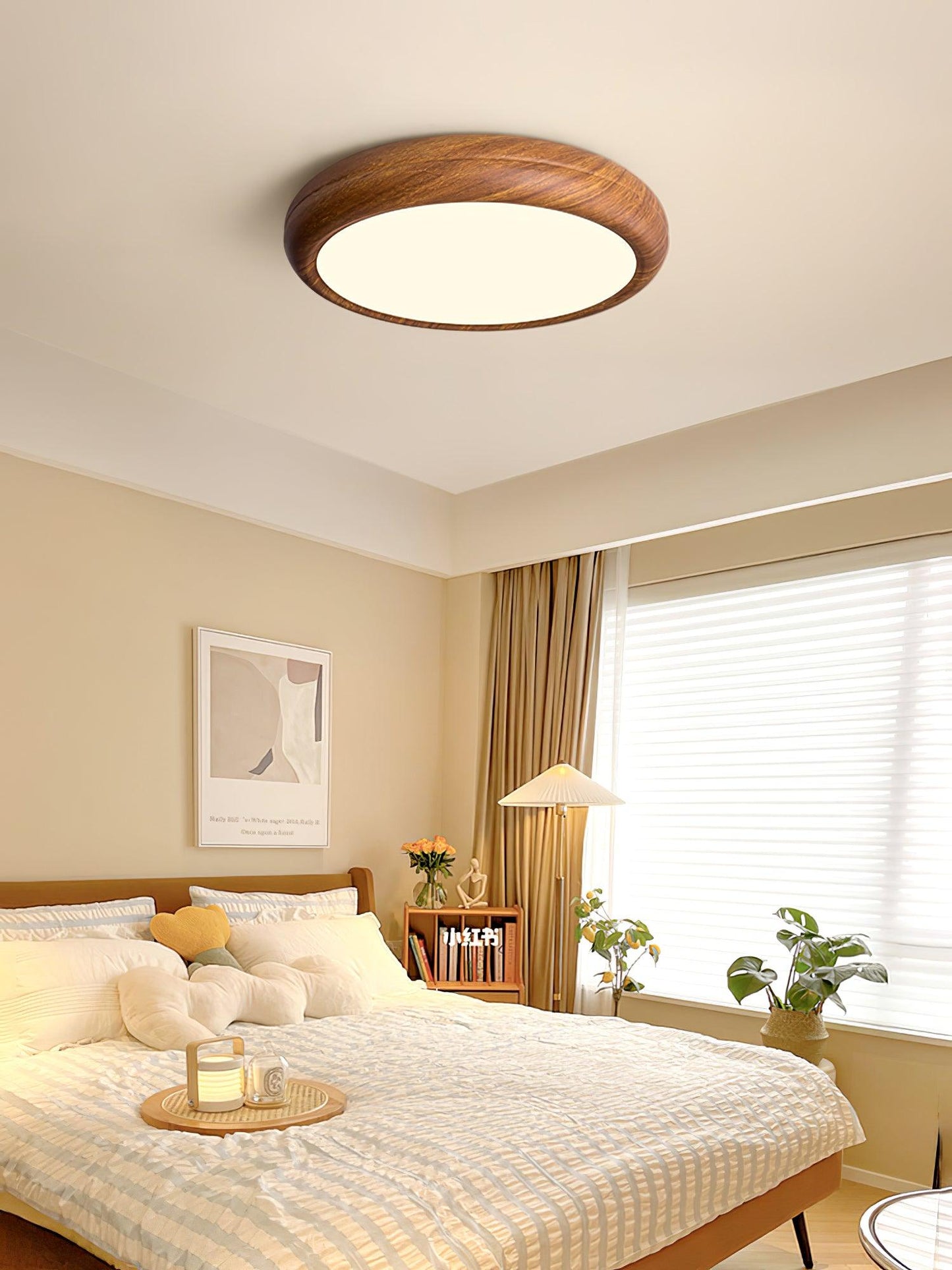 Round ceiling lamp with wood grain 