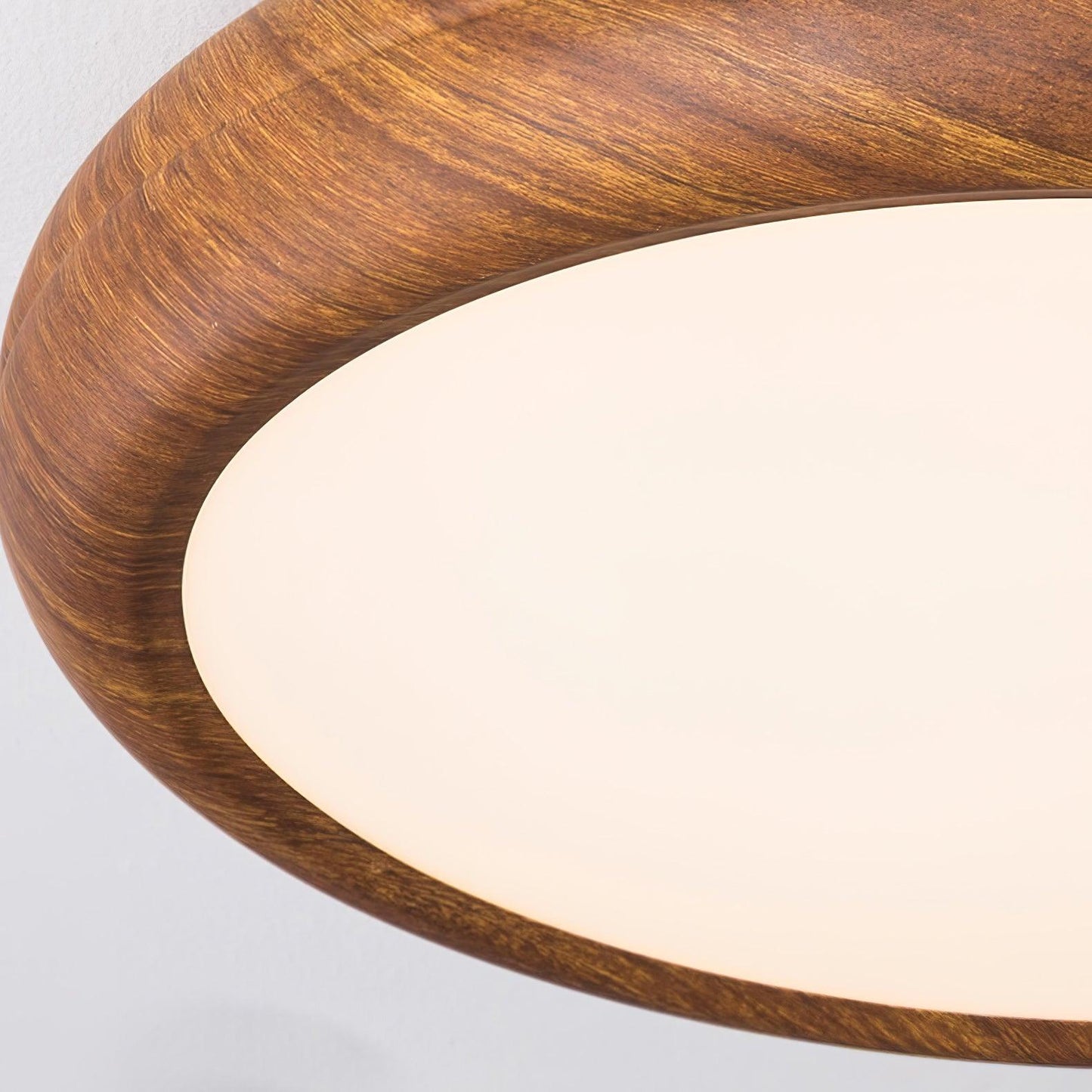 Round ceiling lamp with wood grain 