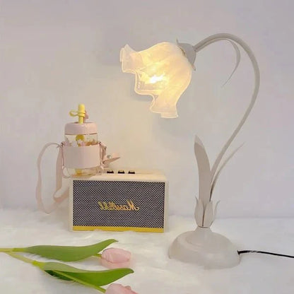 Vintage adjustable flower table lamp